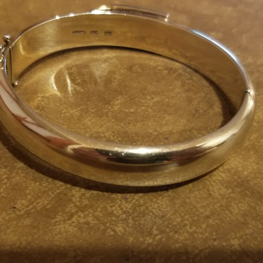 RARE VINTAGE SIGNED GUMPS BUCKLE HONG KONG 14K GOLD GREEN JADE BRACELET BANGLE
